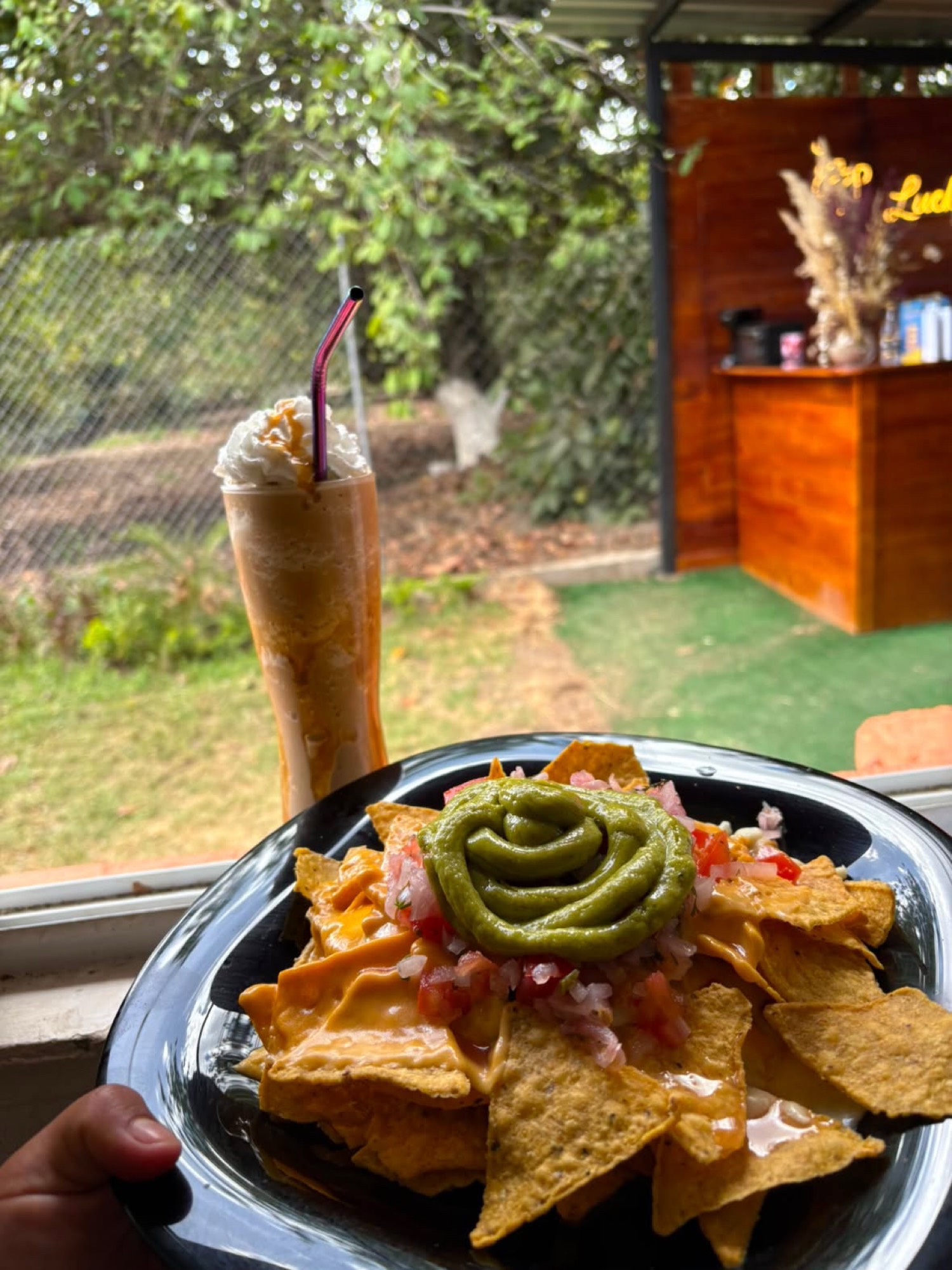 Plato de nachos con guacamole en espiral