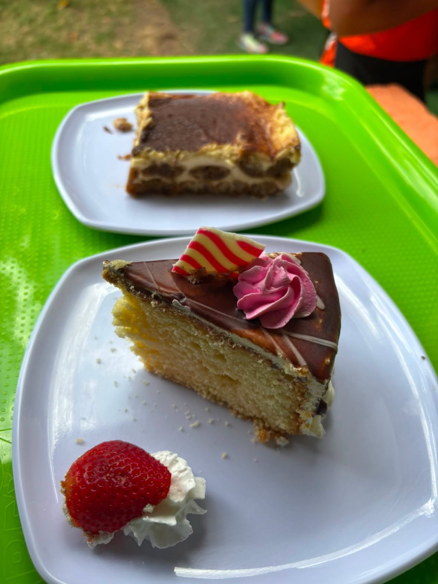Porción de pastel de chocolate con fresa y tres leches